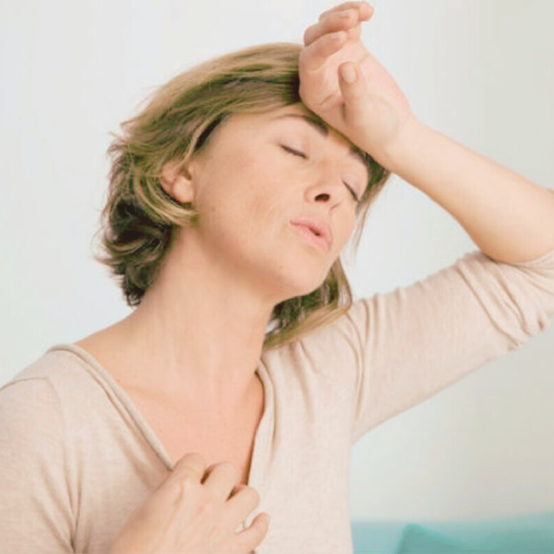 Mujer disfrutando de un momento de bienestar en Clínica DeCastro en Vigo. Tratamientos para la menopausia que mejoran la piel, el equilibrio hormonal y la energía, con Indiba, masajes y sueroterapia personalizados.